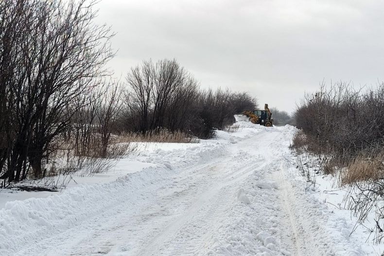 Очистка снежных перемётов на территории Свердловского муниципалитета ещё продолжается