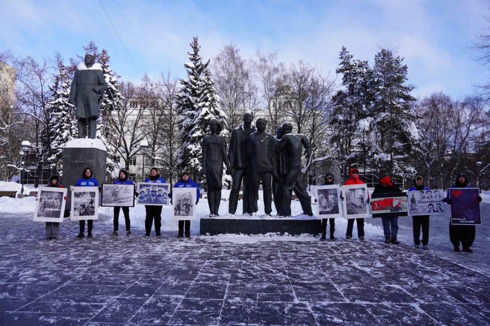 Антон Демидов: В День памяти молодогвардейцев по всей стране наши активисты отдают дань памяти подвигу юных подпольщиков Краснодона
