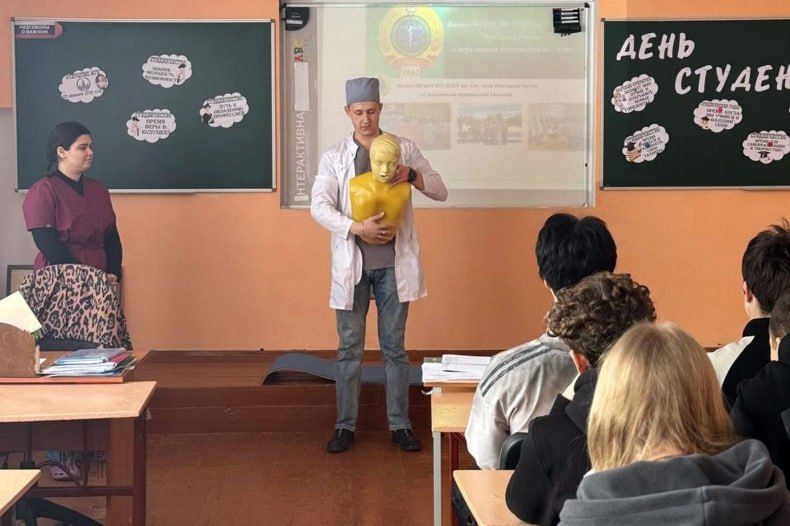 Студенты Свердловского медицинского колледжа обучают школьников основам первой помощи