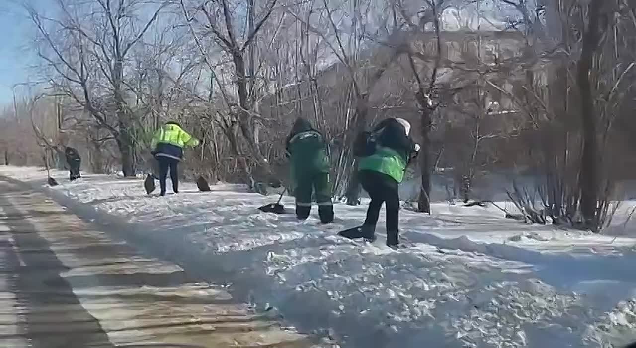 В Красном Луче продолжаются работы по расчистке улиц и тротуаров от снега