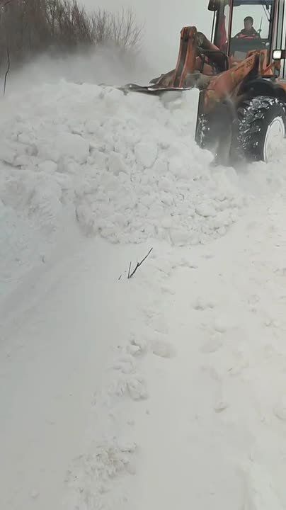 Как выглядят снежные переметы и как борются с ними дорожники – в кадрах со Свердловского и Краснодонского направлений