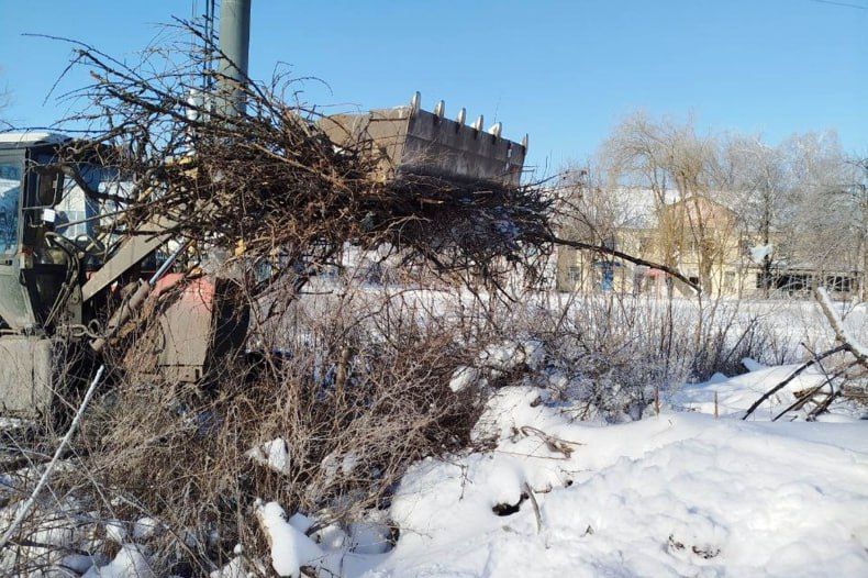 Работники МУП «Жилфонд города Червонопартизанска» продолжают уборку веток