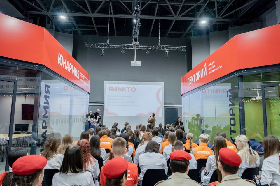 В своей прайм-среде *. Мы провели встречу с молодёжью Свердловского муниципального округа ЛНР