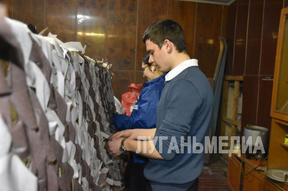 Студенты из Брянки изготовили маскировочные сети и блиндажные свечи для наших защитников
