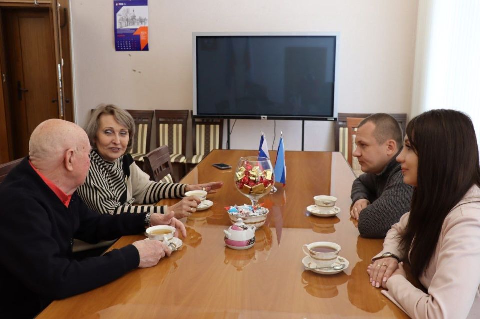 В преддверии Дня российской науки северодонецкие единороссы встретились с заслуженным педагогом и наставником