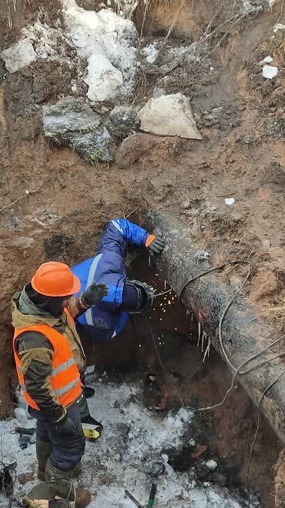 5 февраля, несмотря на морозную погоду, Краснодонский департамент ГУП ЛНР «Лугансквода» совместно с аварийной бригадой шефа-региона «Тюменьбурстрой» успешно провели работы по устранению утечек на водоводе диаметром 400 мм...