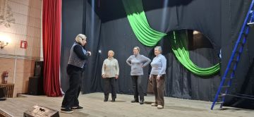 Шестого февраля в актовом зале Краснолучского центра культуры для слушателей Университета третьего возраста состоялся урок театрального мастерства, который провела директор Центра Наталья Пузина совместно со специалистом по...