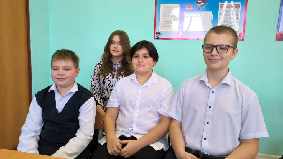 Юные художники Новосветловской школы искусств — лауреаты конкурса «Я рисую завод!»