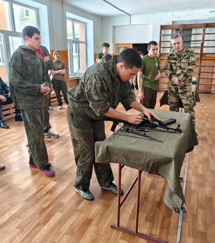 Учащиеся "Антрацитовской средней школы № 19 им. В. А. Салиты" и "Антрацитовской гимназии № 1 им. В.Я. Ткаленко" приняли участие в военно-патриотической игре "Ворошиловский стрелок", которая состоялась в городе Свердловск