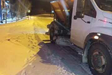 Краснодон завалило снегом. В Краснодонском муниципальном округе погода продолжает вносить свои коррективы — вновь выпали осадки, что усложнило дорожную обстановку