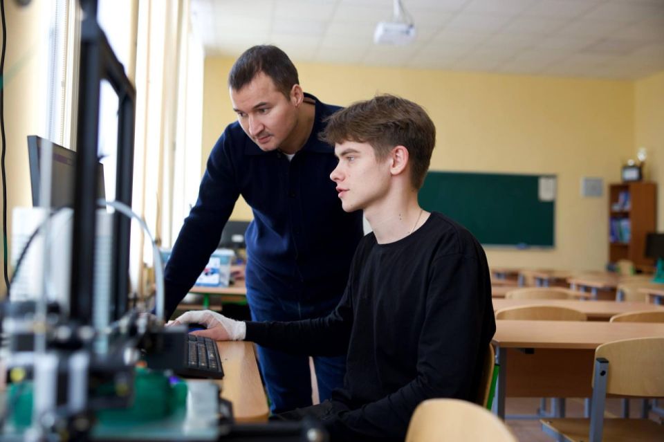 Заместитель Премьер-министра Республики Татарстан Ринат Садыков посетил школу №4 в Лисичанске, где пообщался с учениками и посмотрел, как проходят занятия по робототехнике и 3D-моделированию