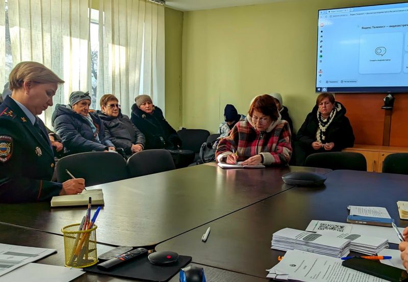 Лисичанский правоохранитель оказала консультационную помощь гражданам в рамках мероприятия «Родительская гостиная»