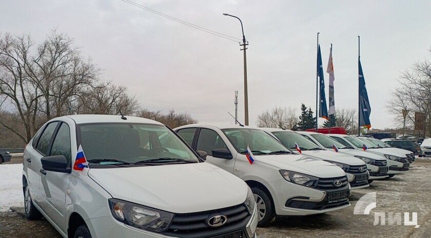 Соцфонд передал 16 спецавтомобилей жителям ЛНР, пострадавшим на производстве