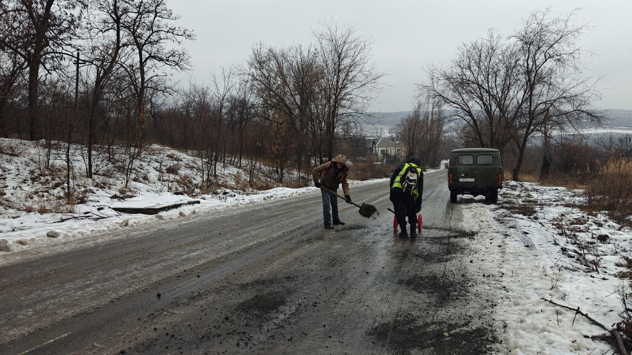 Сегодня коммунальные службы городского округа в усиленном режиме проводят обработку дорог и тротуаров противогололедными материалами