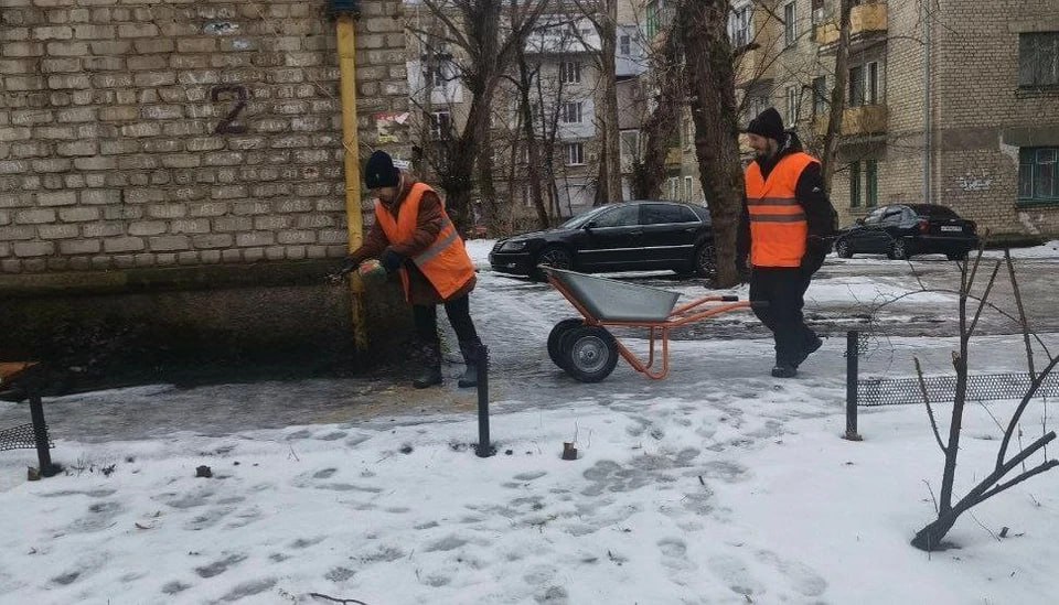 Дворники Луганска с утра борются с гололедицей на придомовых территориях