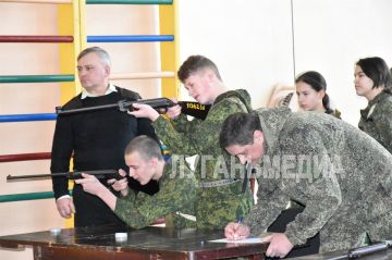 Традиционное патриотическое физкультурное мероприятие «Отечества достойные сыны» прошло в спорткомплексе Антрацита