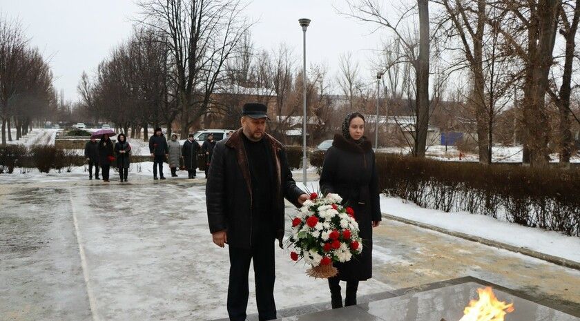 Жители Лутугино возложили цветы к Вечному огню в 83-ю годовщину освобождения города