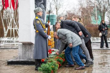 Глава ЛНР возложил цветы к братской могиле воинов ВОВ в канун Дня освобождения Ворошиловграда
