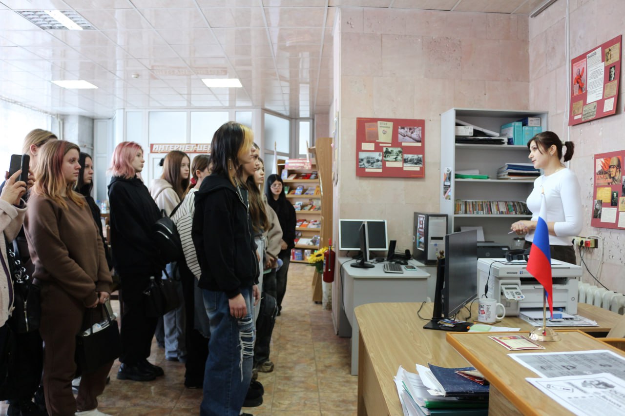 «О Родине, о мужестве, о славе…»: в Луганской молодежной библиотеке почтили память героев