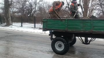 Из-за дождя и гололеда на дорогах и тротуарах сохраняется повышенная опасность