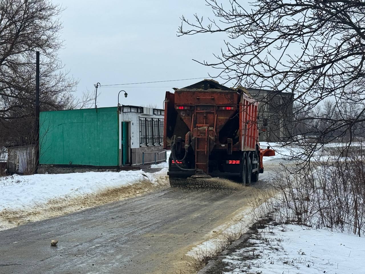 В связи с неблагоприятными погодными условиями (дождь, гололедица) коммунальные службы пгт Дзержинский переведены на усиленный режим работы