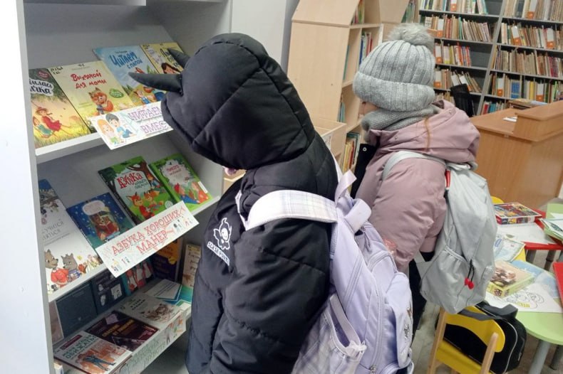 В Свердловской детской библиотеке оформлена выставка-предложение «Семейный книжный шкаф»