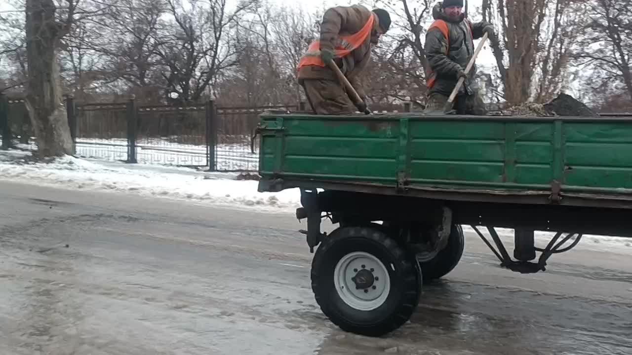 Из-за дождя и гололеда на дорогах и тротуарах сохраняется повышенная опасность