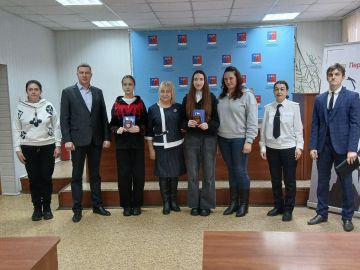 Первый паспорт — первый шаг во взрослую жизнь: в Станично-Луганском муниципальном округе состоялось торжественное вручение паспортов юным гражданам России