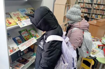 В Свердловской детской библиотеке оформлена выставка-предложение «Семейный книжный шкаф»