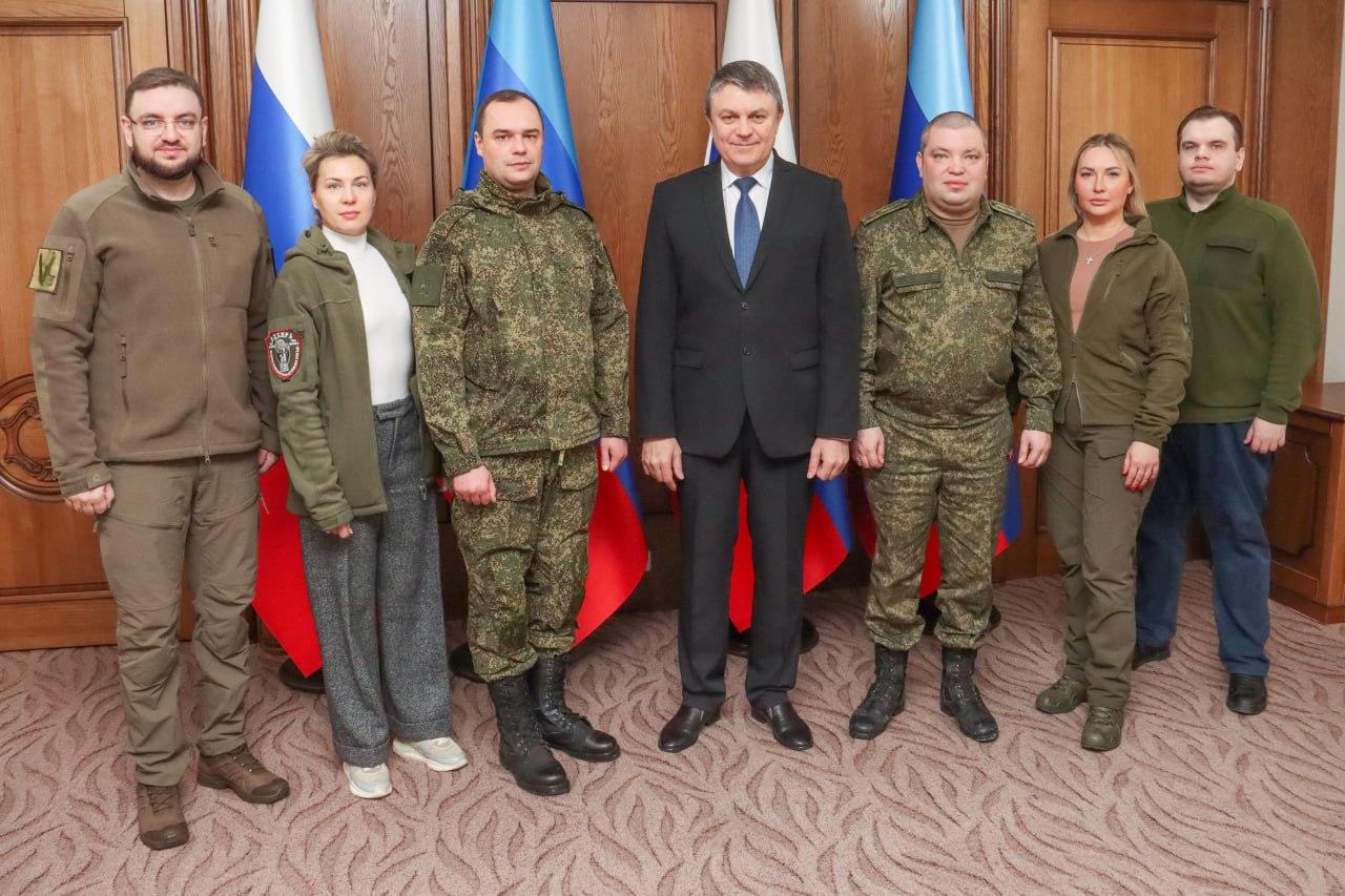Глава ЛНР встретился с представителями гуманитарной миссии в Донбассе