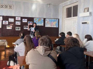 Члены УИК Алчевска проводят цикл просветительских встреч для школьников