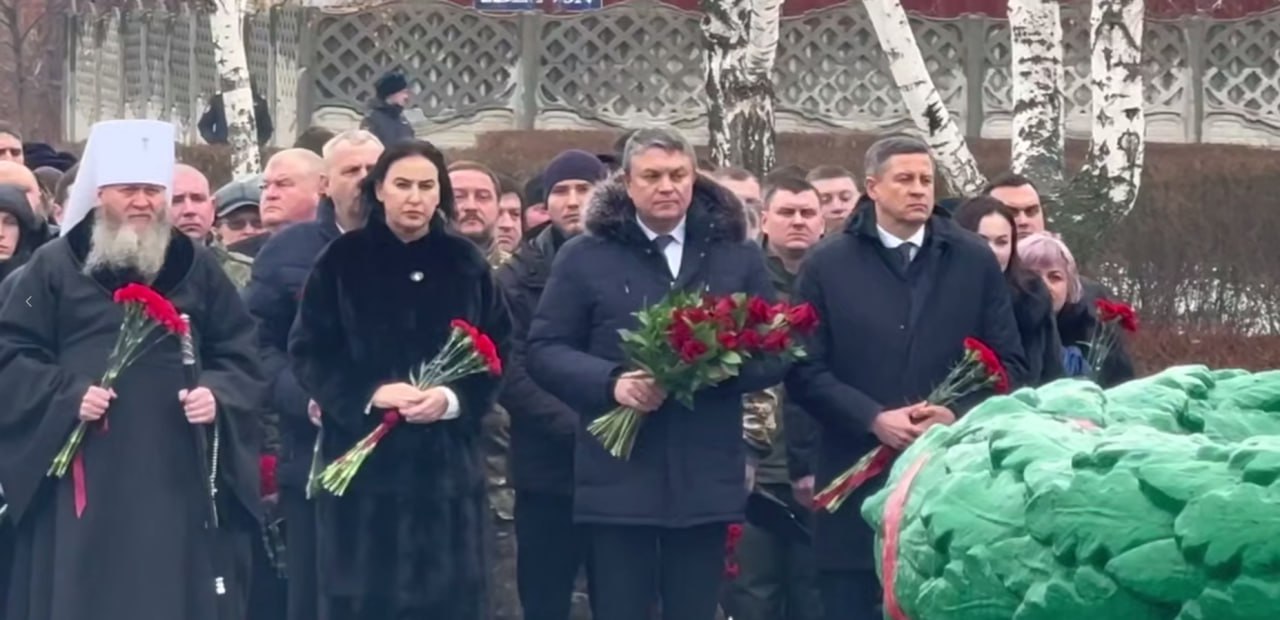 Память, которая объединяет поколения: в Луганске почтили память освободителей города