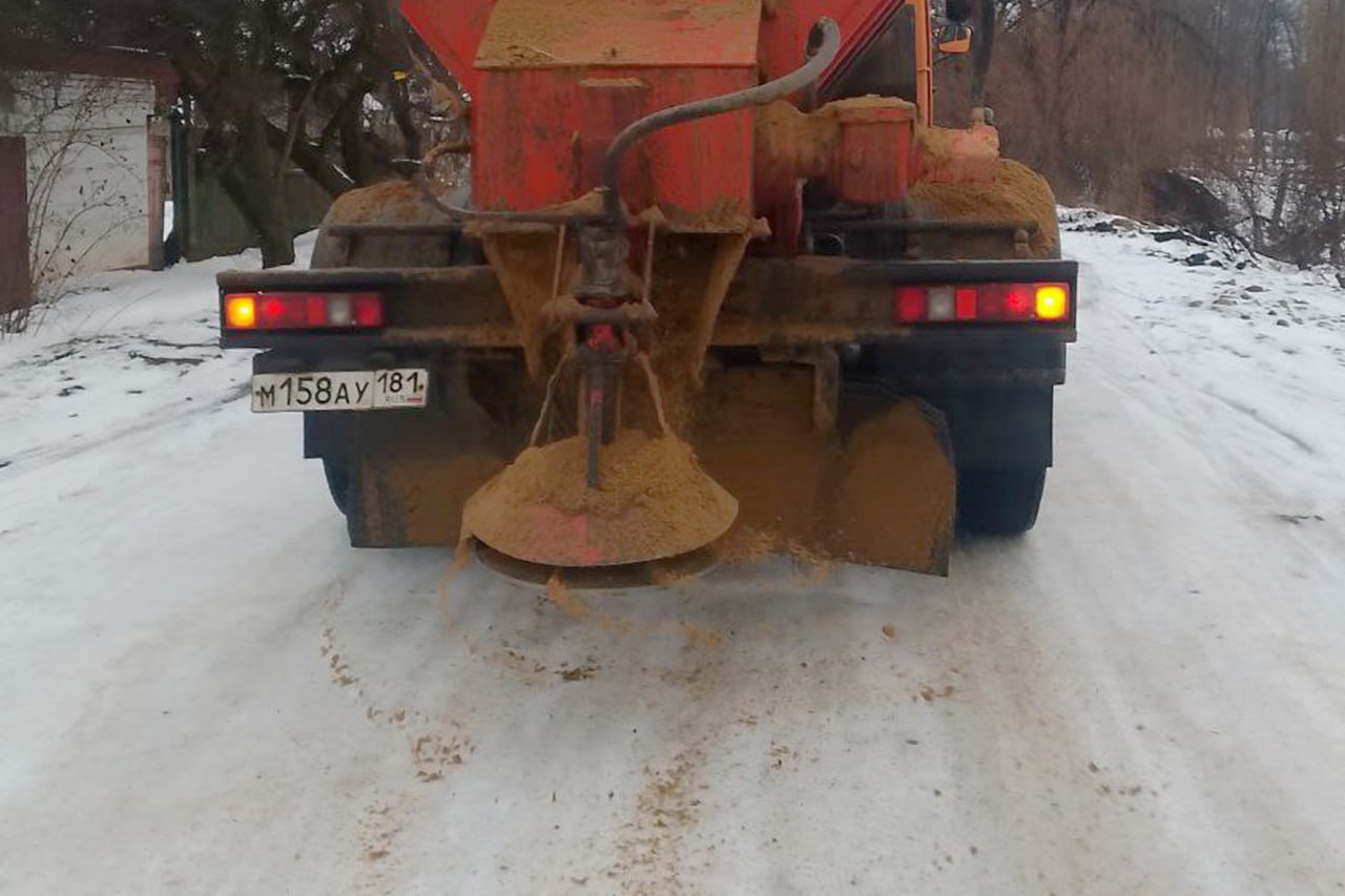Подсыпка автомобильных дорог по городу и Свердловскому округу проходит постоянно!