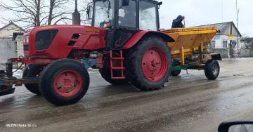 Уважаемые жители. На территории Новоайдарского муниципального округа наблюдается сложная погодная ситуация: идёт ледяной дождь, а из-за резких перепадов температур на дорогах и тротуарах образуется гололёд