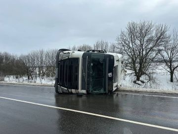 111111 Сотрудники дорожной полиции Свердловска помогли водителю фуры выбраться из кабины в непогоду