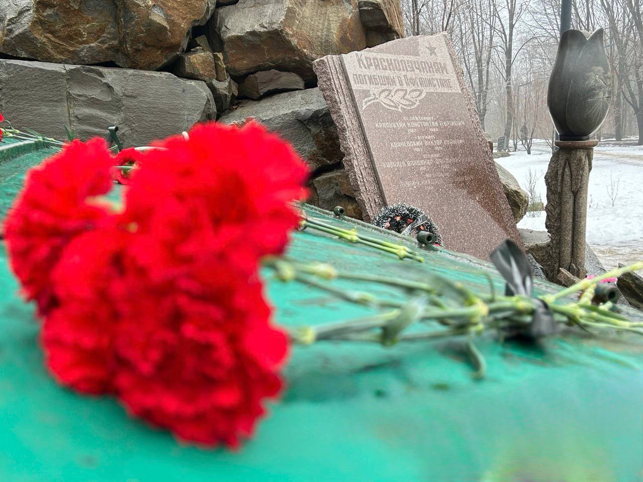 В Красном Луче почтили память воинов-интернационалистов