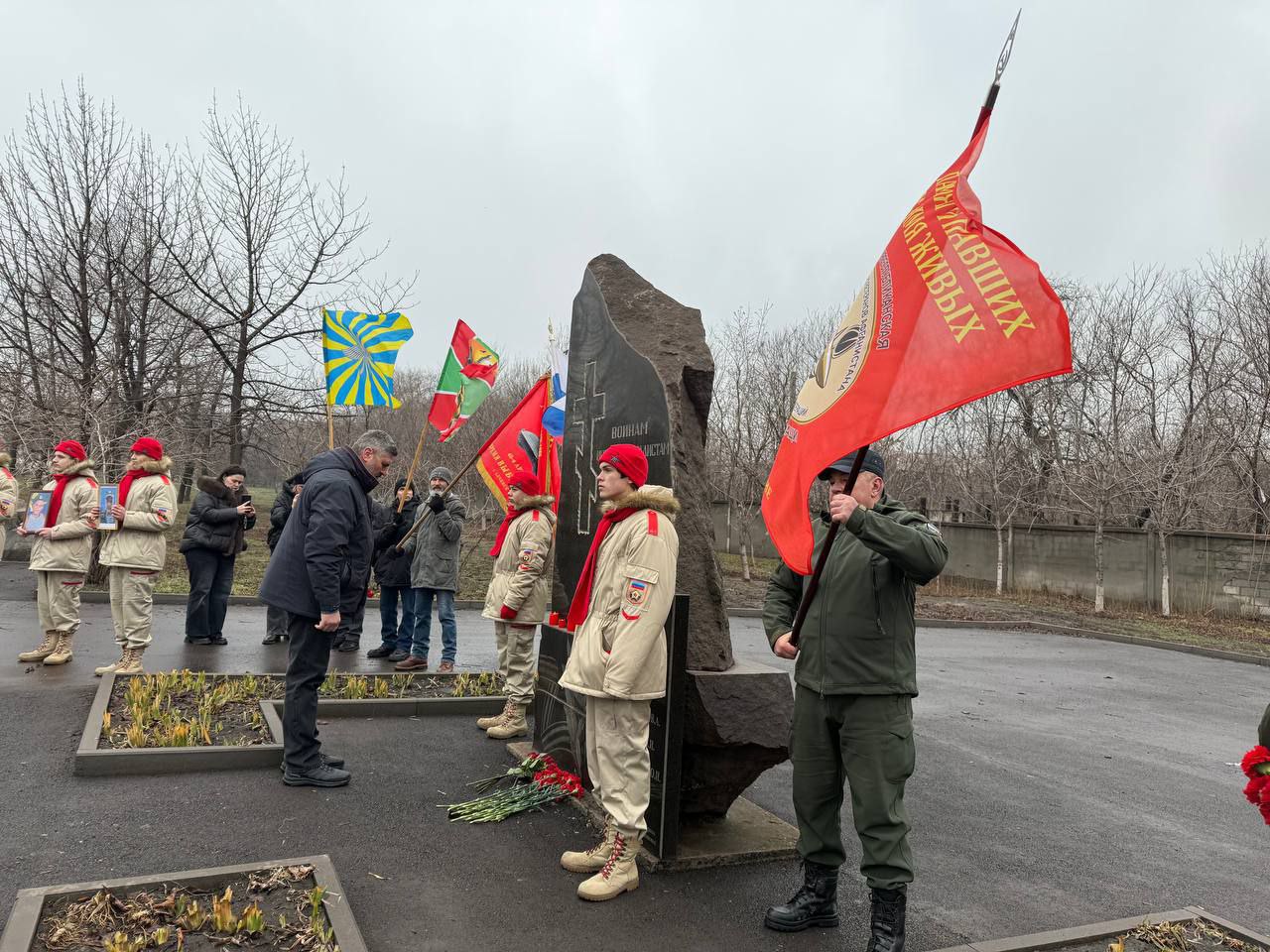 «Мы в долгу перед ними»: в городах ЛНР почтили память воинов-интернационалистов