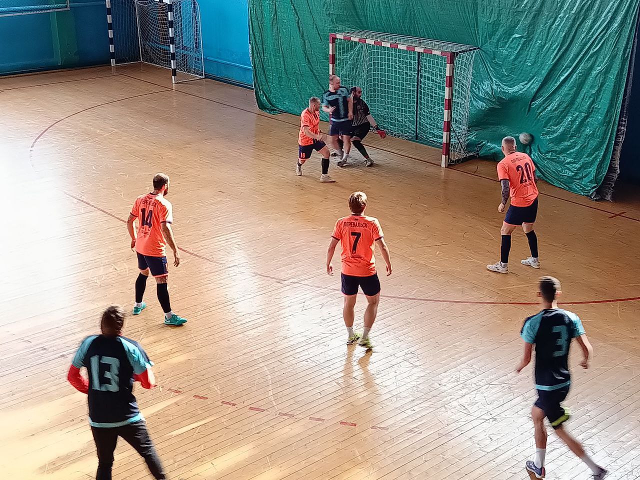 Сегодня, состоялся 6-й тур Открытого чемпионата по футболу г. Брянка, в котором встретились две лидирующие команды — "Альянс" из Алчевска и "Шахтер" из Перевальска