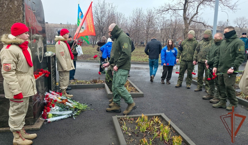 Сотрудники СОБР Росгвардии почтили память воинов-интернационалистов в Луганской Народной Республике
