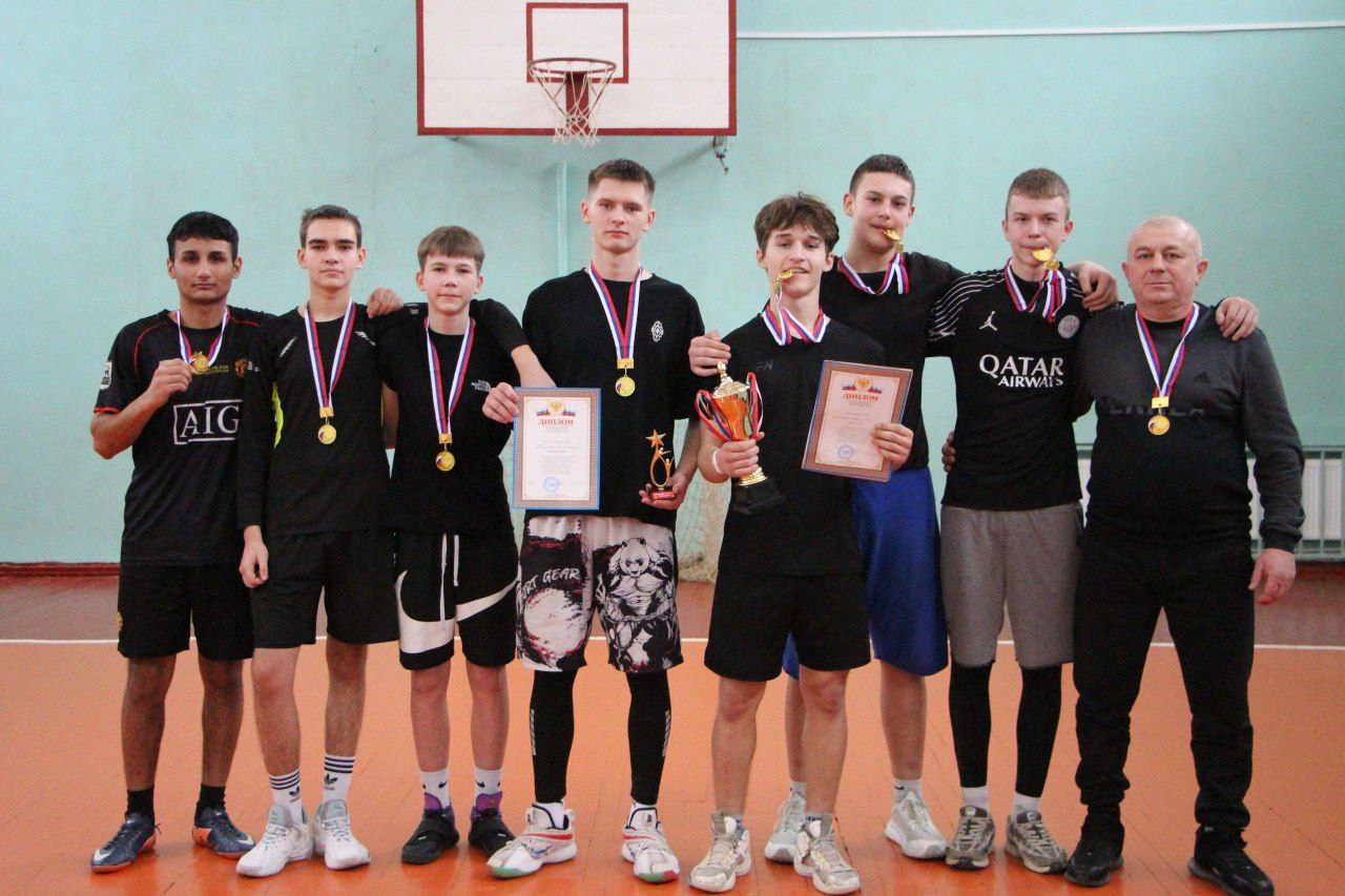 В пгт Меловое прошёл турнир по волейболу среди юношей общеобразовательных учреждений Меловского муниципального округа в рамках партийного проекта «Детский спорт», посвящённый 37й годовщине вывода советских войск из...