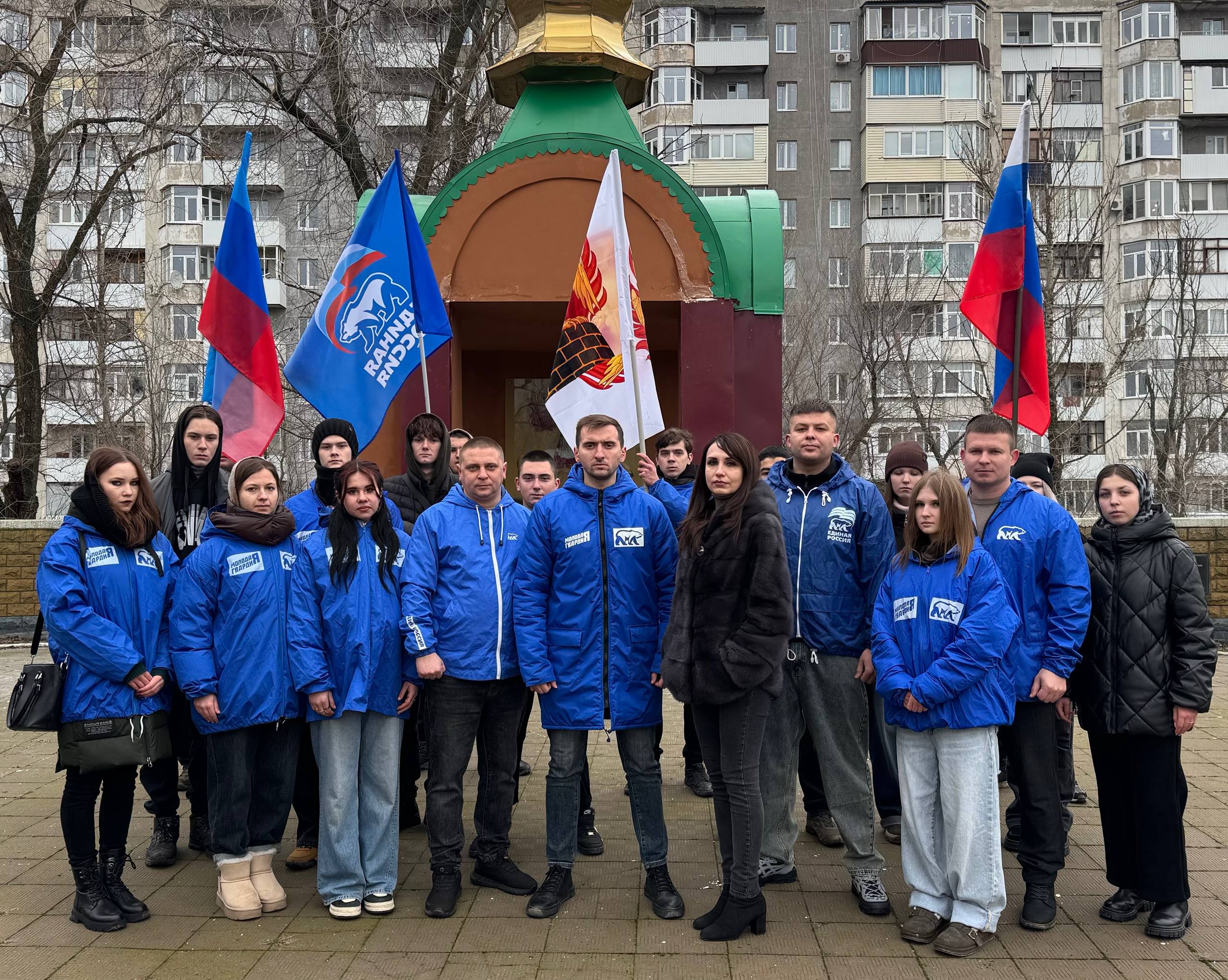 Также сегодня на площади Соборной в Северодонецке состоялся молебен и церемония возложения цветов к мемориалу бойцам, исполнявшим служебный долг за пределами Отечества
