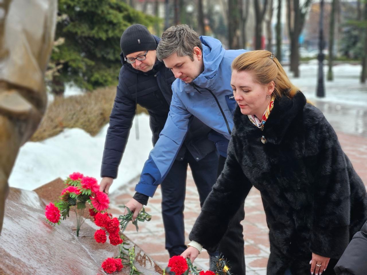 Память и уважение: Молодёжный совет Управления Росреестра по ЛНР возложил цветы к памятнику воинам-интернационалистам