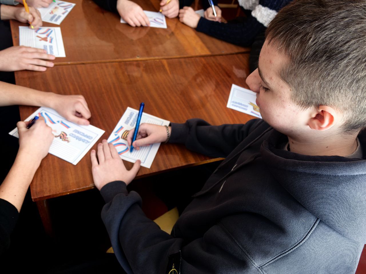 Акция «Письмо солдату». В стенах Молодогвардейского многопрофильного колледжа имени героев подпольной организации «Молодая гвардия» развернулась трогательная акция «Письмо солдату», приуроченная к Дню защитника Отечества