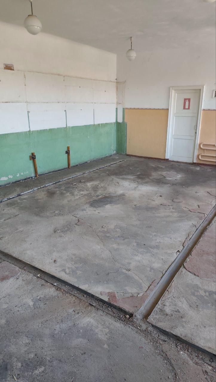 Специалисты из Удмуртии ремонтируют кабинет физики в Лутугинской школе №1