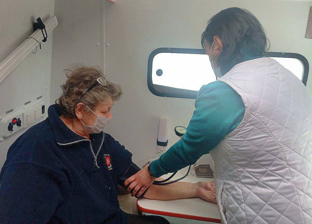 Мобильная бригада врачей Славяносербской ЦРБ посетила отдаленные улицы Зимогорья