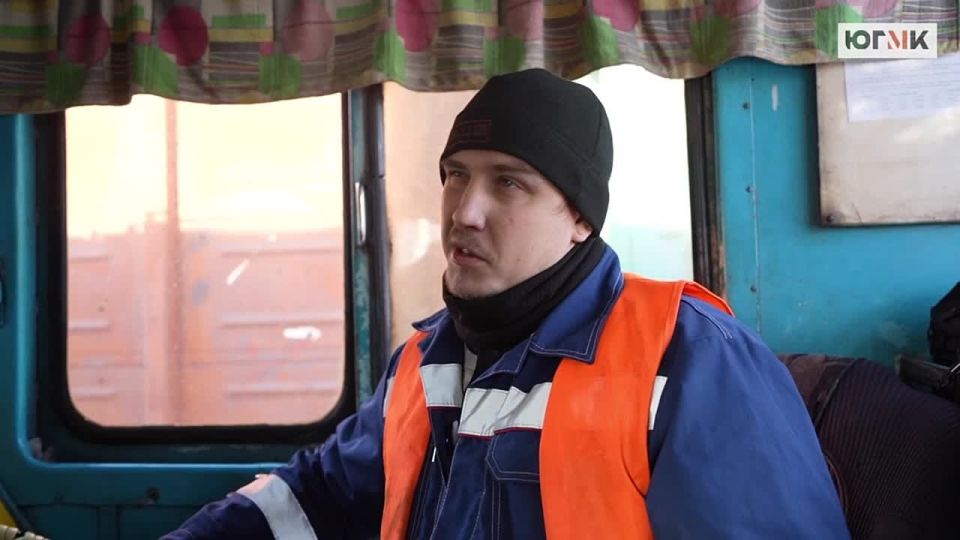 Укротить мощь многотонной машины и вести составы сквозь заводские маршруты машинисту тепловоза Дмитрию Слесаренко помогает не только профессионализм, но и твёрдая уверенность: на его предприятии всё - по-человечески