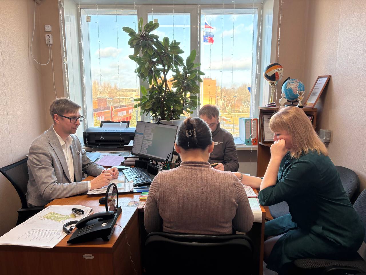 Альберт Зинченко: Сегодня заместитель Главы Станично-Луганского муниципального округа Андрей Бидлюченко провел рабочее совещание с начальниками отделов Администрации Станично-Луганского муниципального округа ЛНР