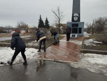 Акция "Дорога к обелиску". В преддверии знаменательной даты в жизни нашего города, Дня освобождения г. Ровеньки от немецко – фашистских захватчиков, работники дома культуры им. Шевченко, отдавая дань памяти перед поколением...