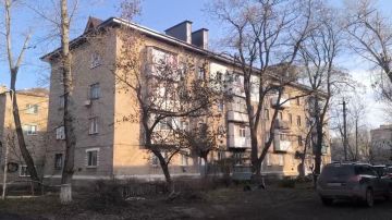 «Наши кровли лет 20 точно простоят»: тюменцы капитально ремонтируют кровли в Молодогвардейске