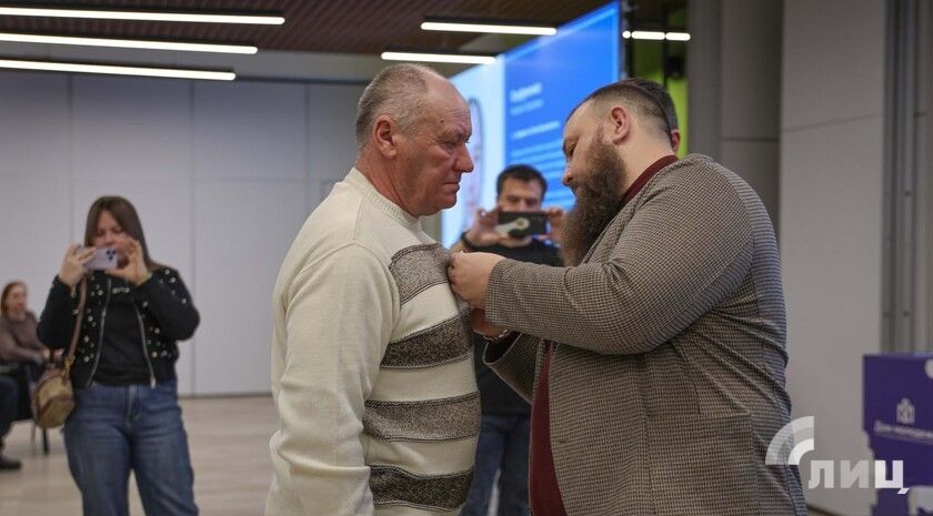 Родители героев СВО из ЛНР получили общественные медали «Отец солдата»